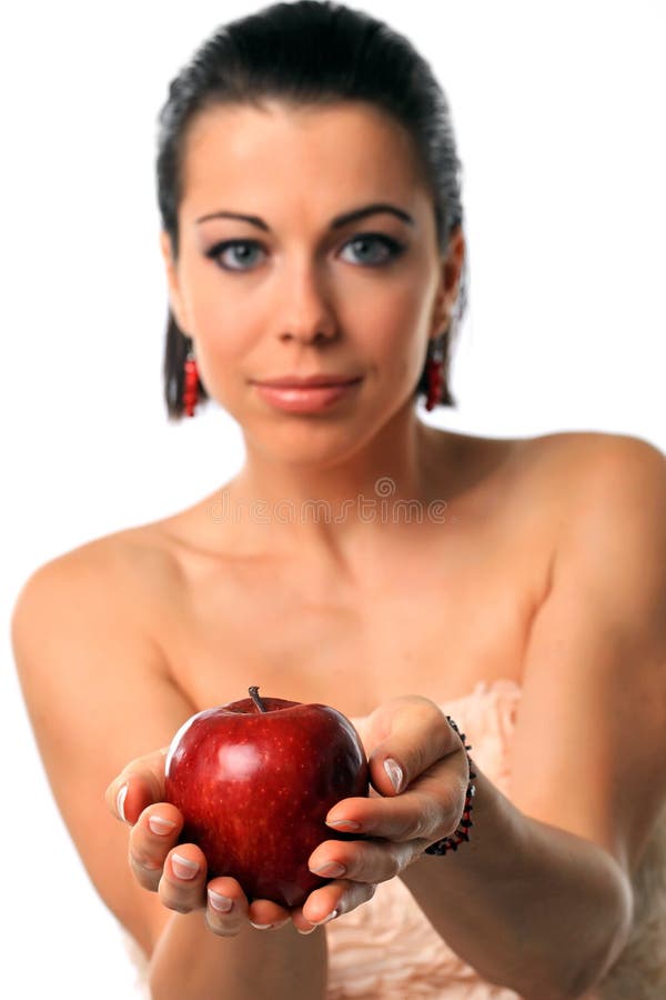 Schöner Holdingapfel der jungen Frau stockfotografie Schöner Holdingapfel der jungen Frau stockfotografie