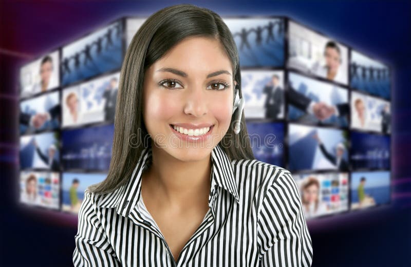 Schöner indischer Frauen-Fernsehnachrichtenvorführer stockbild Schöner indischer Frauen-Fernsehnachrichtenvorführer stockbild
