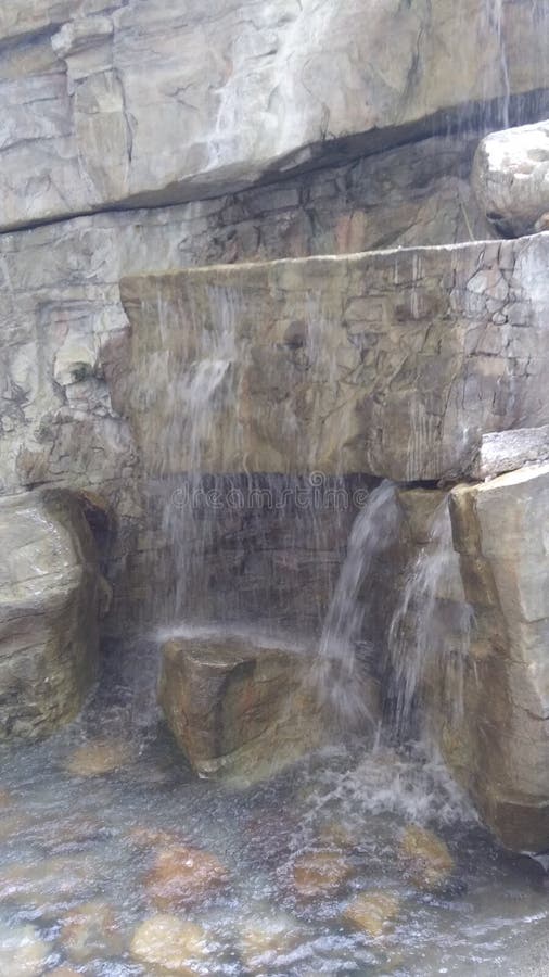 Schöner Innenwasserfall plus Wunschbrunnen stockbild Schöner Innenwasserfall plus Wunschbrunnen stockbild