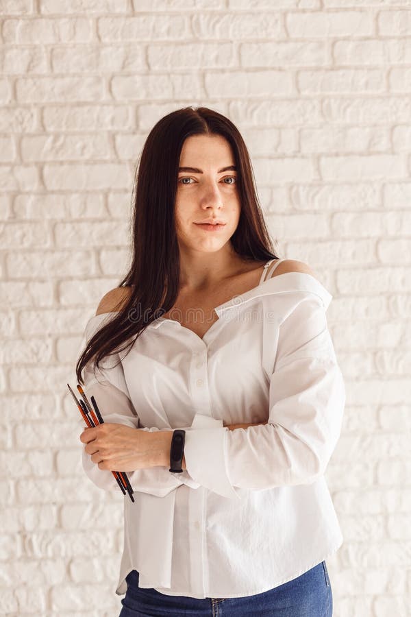 Schöner junger Kosmetikerfrauen-Holdingsatz von bilden Bürsten stockfoto Schöner junger Kosmetikerfrauen-Holdingsatz von bilden Bürsten stockfoto