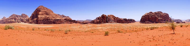 Schöner Landschafts-szenischer Panoramablick-rote Sand-Wüste und alte Sandstein-Gebirgslandschaft in Wadi Rum, Jordanien