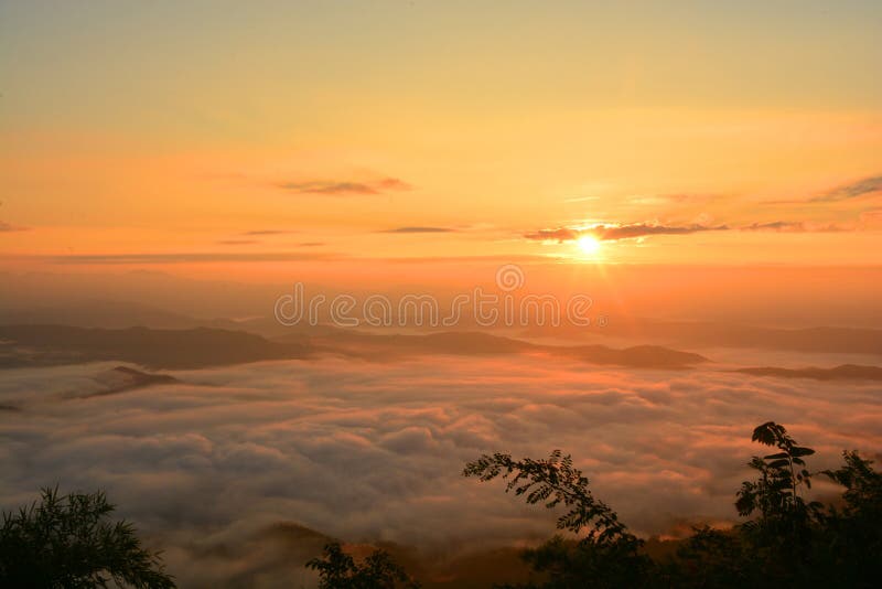 Schöner Landschaftsbergblick an der Sonne, die mit Nebel steigt lizenzfreies stockbild Schöner Landschaftsbergblick an der Sonne, die mit Nebel steigt lizenzfreies stockbild