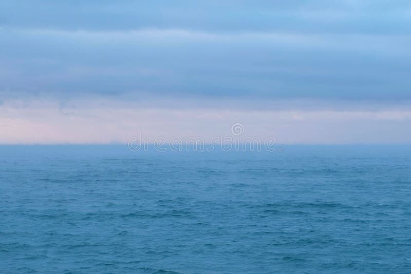 Schöner Meerblick mit rosa Sonnenuntergang und blauen Wolken Ruhiges Meer lizenzfreie stockbilder Schöner Meerblick mit rosa Sonnenuntergang und blauen Wolken Ruhiges Meer lizenzfreie stockbilder