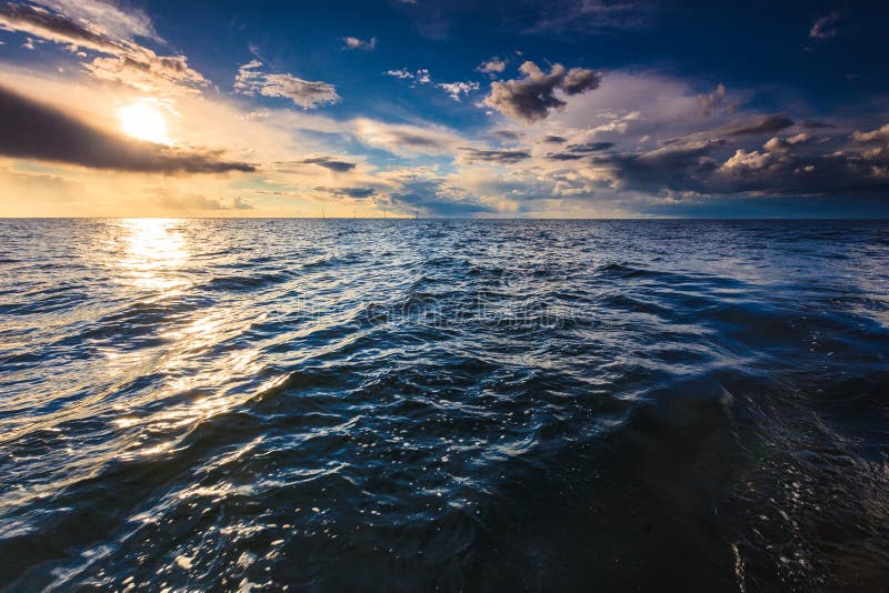 Schöner Meerblickabendseehorizont und -himmel lizenzfreies stockbild Schöner Meerblickabendseehorizont und -himmel lizenzfreies stockbild