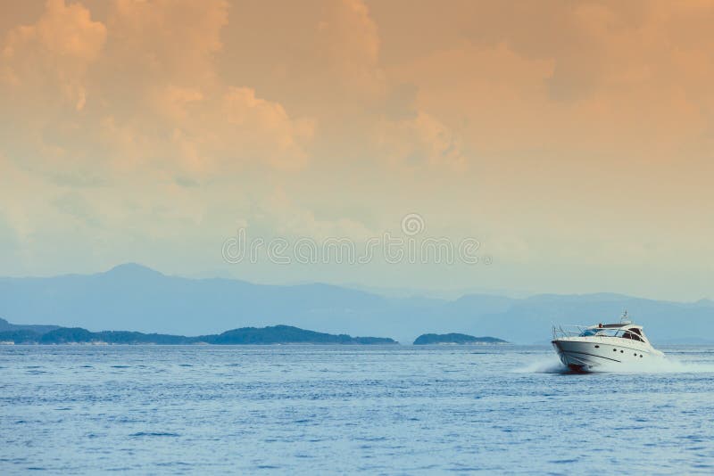 Schöner Meerblickseehorizont und -boot stockbild Schöner Meerblickseehorizont und -boot stockbild