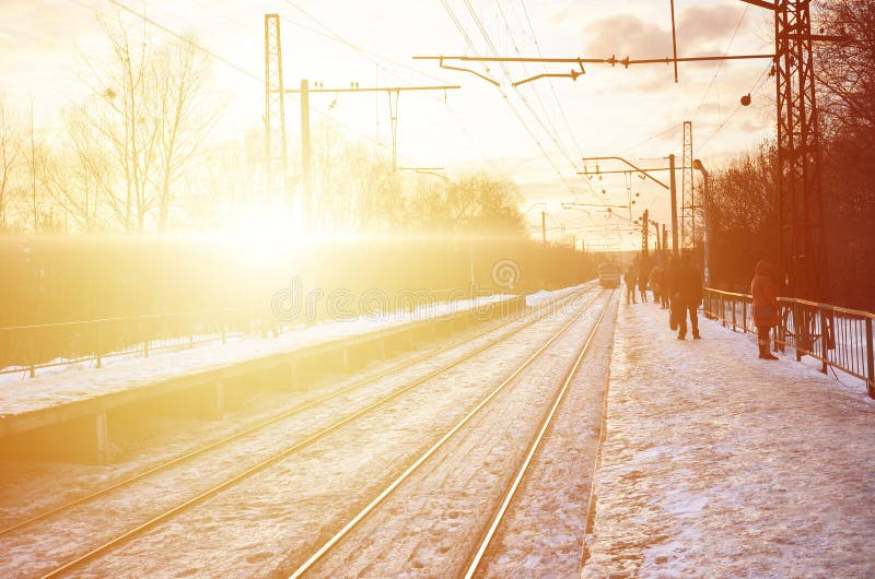 Schöner mehrfarbiger bewölkter Himmel während eines Leuchtorangesonnenuntergangs Bahndurchläufe durch die Dorfplantagen Russische lizenzfreie stockfotos Schöner mehrfarbiger bewölkter Himmel während eines Leuchtorangesonnenuntergangs Bahndurchläufe durch die Dorfplantagen Russische lizenzfreie stockfotos