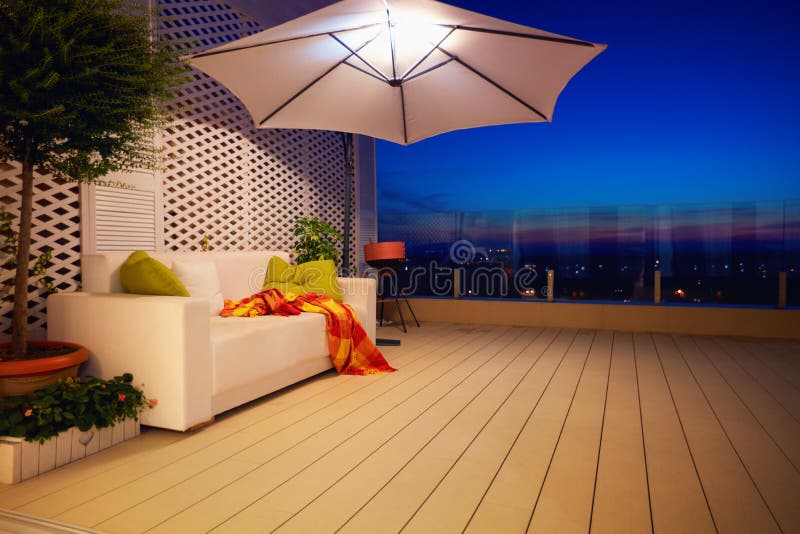 Schöner moderner Dachspitzenpatio, Terrasse mit Abendstadtansicht