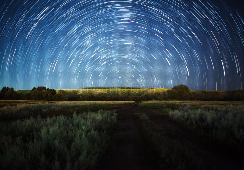 Schöner nächtlicher Himmel, Milchstraße, Sternspuren und die Bäume stockfoto Schöner nächtlicher Himmel, Milchstraße, Sternspuren und die Bäume stockfoto