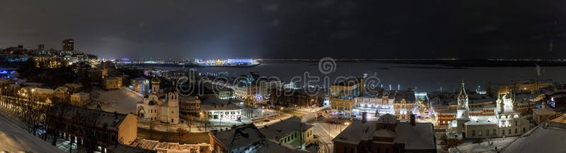 Schöner Panoramablick der Glättungsstadt nahe dem Kreml mit dem Stroganov Kirchen- und Oka-Fluss Nischni Nowgorod Stadt stockfotografie Schöner Panoramablick der Glättungsstadt nahe dem Kreml mit dem Stroganov Kirchen- und Oka-Fluss Nischni Nowgorod Stadt stockfotografie