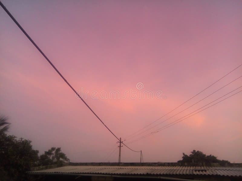 Schöner rosa Sonnenuntergang auf Dorf, lizenzfreie stockfotos Schöner rosa Sonnenuntergang auf Dorf, lizenzfreie stockfotos