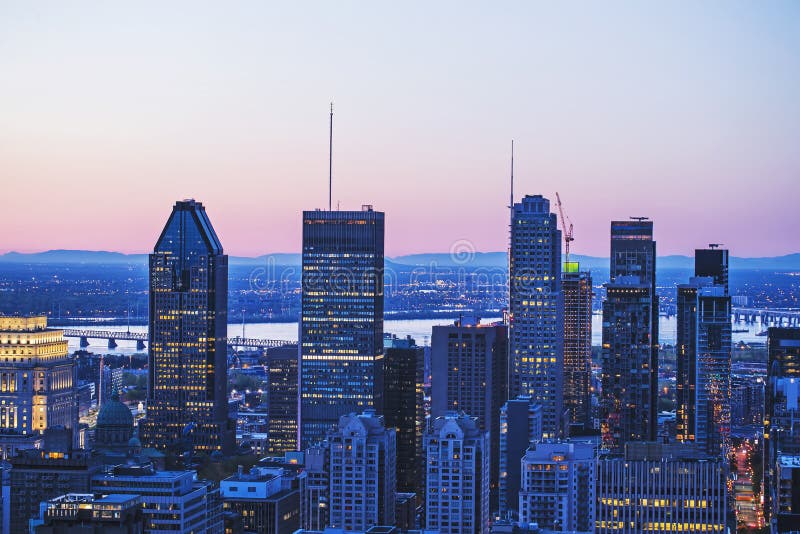 Schöner roter und blauer Himmel und Sonnenaufganglicht in Zeit Montreal-Stadt morgens Überraschende Ansicht von Mont-königlichem stockbild Schöner roter und blauer Himmel und Sonnenaufganglicht in Zeit Montreal-Stadt morgens Überraschende Ansicht von Mont-königlichem stockbild