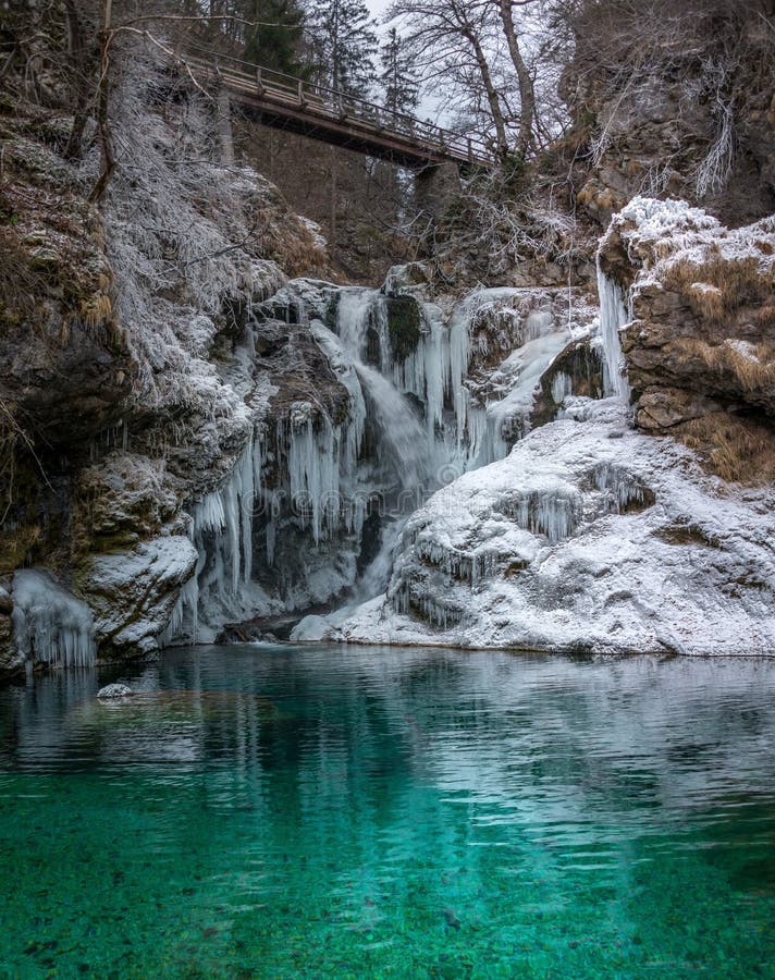 Sch?ner Schuss eines gefrorenen Wasserfalls in einem Wald lizenzfreie stockfotografie Sch?ner Schuss eines gefrorenen Wasserfalls in einem Wald lizenzfreie stockfotografie