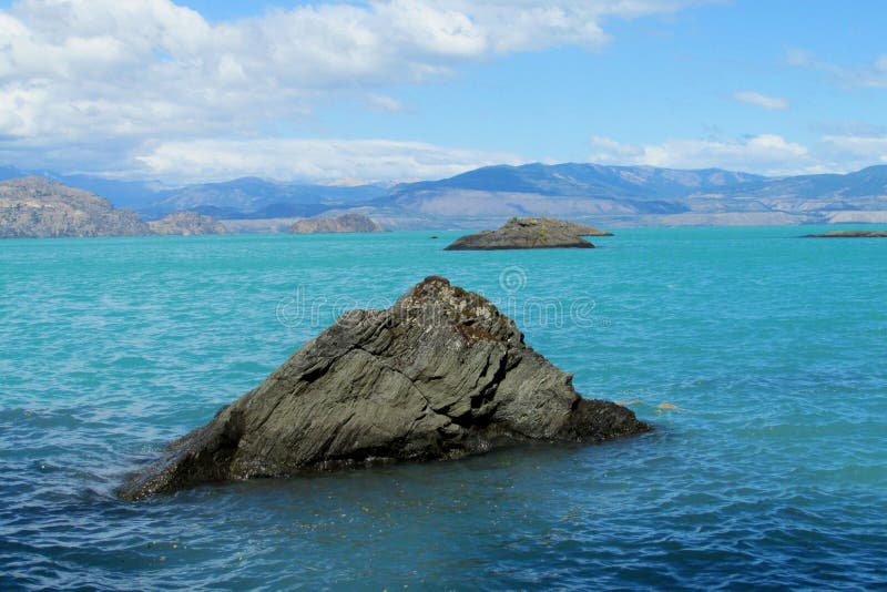 Schöner See des blauen Wassers in Rio Tranquilo, Chile stockfotografie Schöner See des blauen Wassers in Rio Tranquilo, Chile stockfotografie