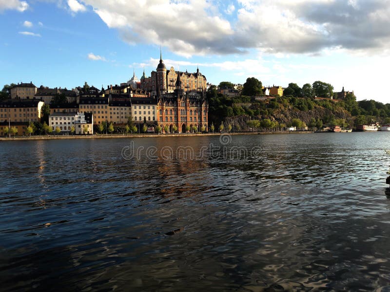 Schöner Seeblick und die Gebäude von Stockholm lizenzfreies stockfoto Schöner Seeblick und die Gebäude von Stockholm lizenzfreies stockfoto