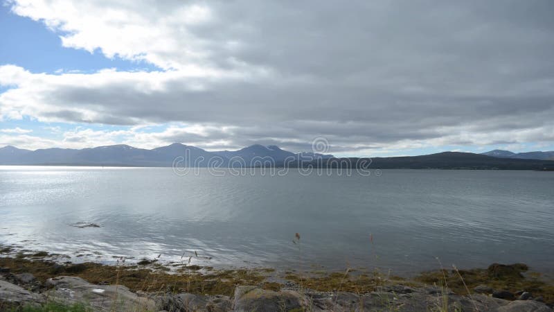 Schöner Sommerfjord und Gebirgsinsel gestalten Hintergrund timelapse landschaftlich