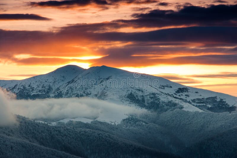 Schöner Sonnenaufgang in den Winterbergen Drastischer bewölkter Überhimmel lizenzfreies stockfoto Schöner Sonnenaufgang in den Winterbergen Drastischer bewölkter Überhimmel lizenzfreies stockfoto