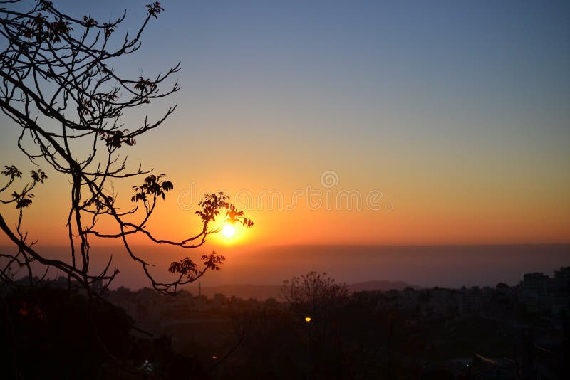 Schöner Sonnenaufgang in französischem Hügel Jerusalems in Richtung zu Judean-Wüste ISRAEL lizenzfreie stockbilder Schöner Sonnenaufgang in französischem Hügel Jerusalems in Richtung zu Judean-Wüste ISRAEL lizenzfreie stockbilder