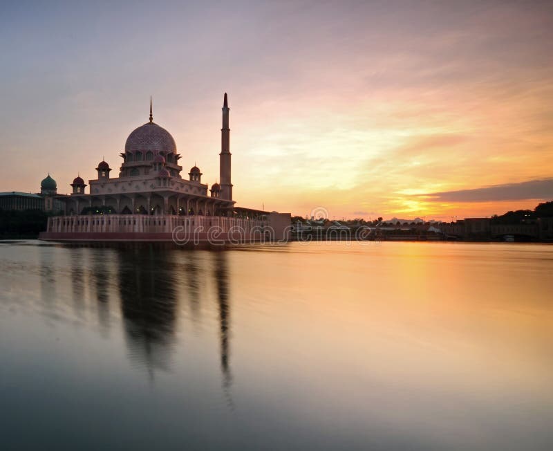 Schöner Sonnenaufgang an Putra-Moschee, Putrajaya, Malaysia stockfoto Schöner Sonnenaufgang an Putra-Moschee, Putrajaya, Malaysia stockfoto