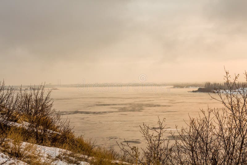 Schöner Sonnenaufgang über dem Fluss im Winter lizenzfreie stockfotografie Schöner Sonnenaufgang über dem Fluss im Winter lizenzfreie stockfotografie