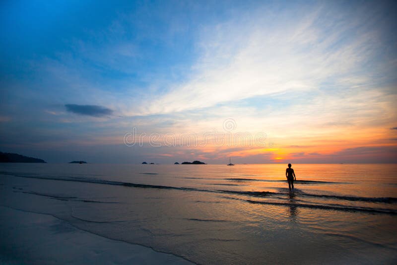 Schöner Sonnenuntergang auf dem Seestrand, schwimmendes Mädchenschattenbild stockfoto Schöner Sonnenuntergang auf dem Seestrand, schwimmendes Mädchenschattenbild stockfoto