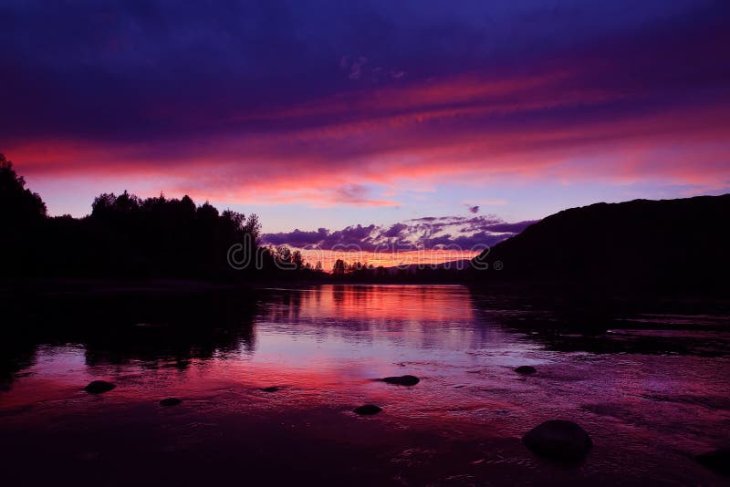 Schöner Sonnenuntergang am Fluss stockfotografie