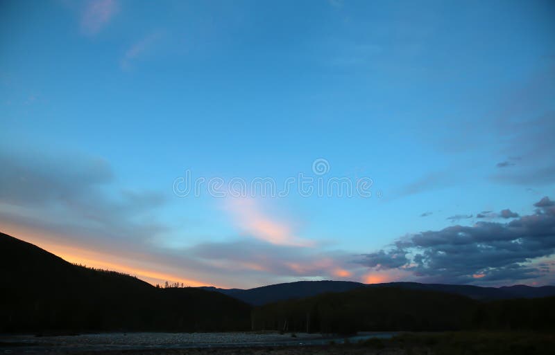 Schöner Sonnenuntergang am Fluss stockfotos