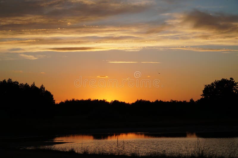 Schöner Sonnenuntergang am Fluss stockfoto