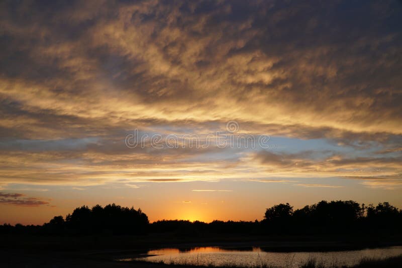 Schöner Sonnenuntergang am Fluss stockfotos