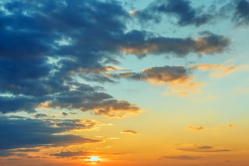 Schöner Sonnenuntergang, Heller Farbiger Himmel Stockbild - Bild von