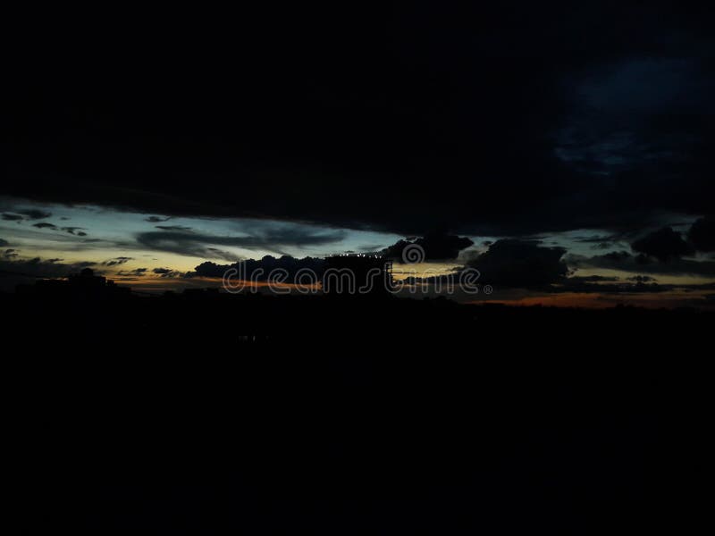 Schöner Sonnenuntergang im bewölkten Himmel Dunkle Wolke lizenzfreie stockbilder