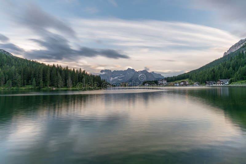 Schöner Sonnenuntergang im Misurina-See, Naturlandschaften in Dolomiten, Italien