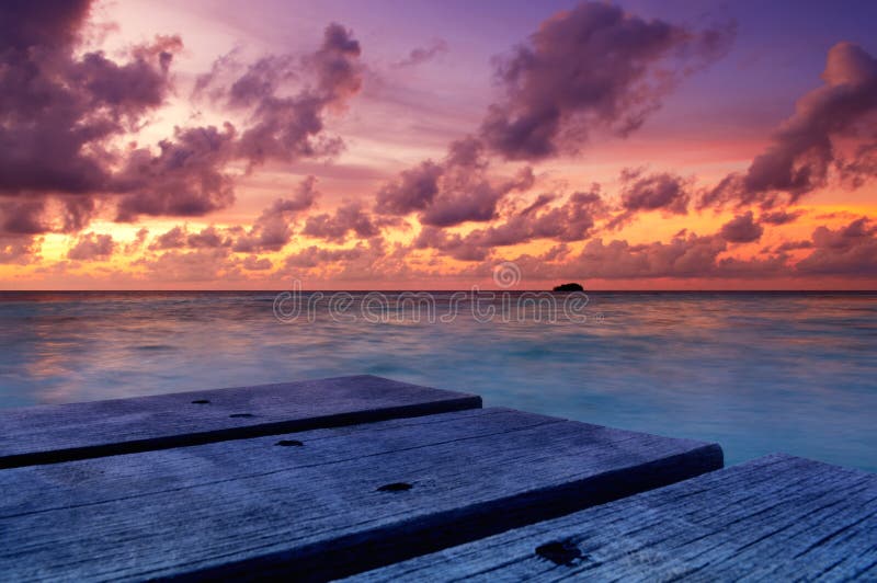 Schöner Sonnenuntergang in Malediven lizenzfreies stockbild Schöner Sonnenuntergang in Malediven lizenzfreies stockbild