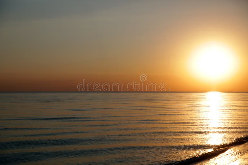 Schöner Sonnenuntergang am Meer lizenzfreies stockbild