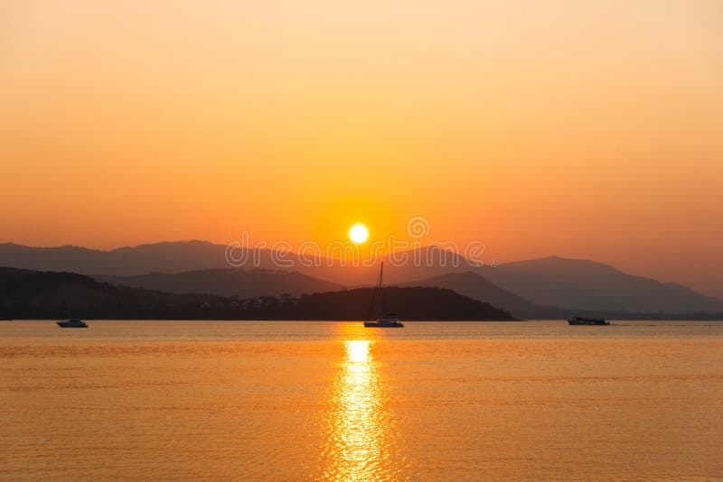 Schöner Sonnenuntergang mit Berg und Schnellboot, Yacht an Pier ove lizenzfreie stockfotos Schöner Sonnenuntergang mit Berg und Schnellboot, Yacht an Pier ove lizenzfreie stockfotos