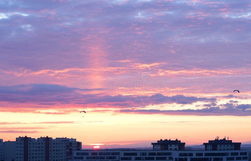 Schöner Sonnenuntergang und Gleitschirme im Himmel lizenzfreies stockfoto Schöner Sonnenuntergang und Gleitschirme im Himmel lizenzfreies stockfoto