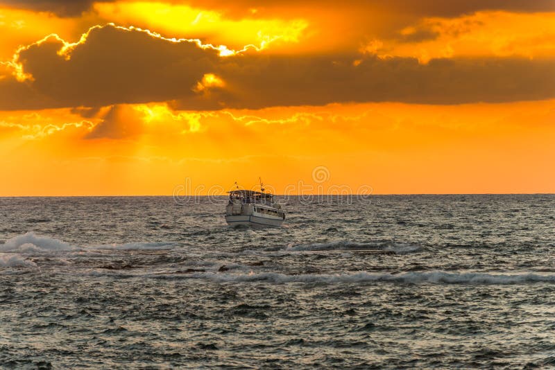Schöner Sonnenuntergang und goldene Dämmerung, Wolken und ein langes Kreuzfahrtschiff auf dem Mittelmeer in Tel Aviv, Israel lizenzfreie stockfotos Schöner Sonnenuntergang und goldene Dämmerung, Wolken und ein langes Kreuzfahrtschiff auf dem Mittelmeer in Tel Aviv, Israel lizenzfreie stockfotos