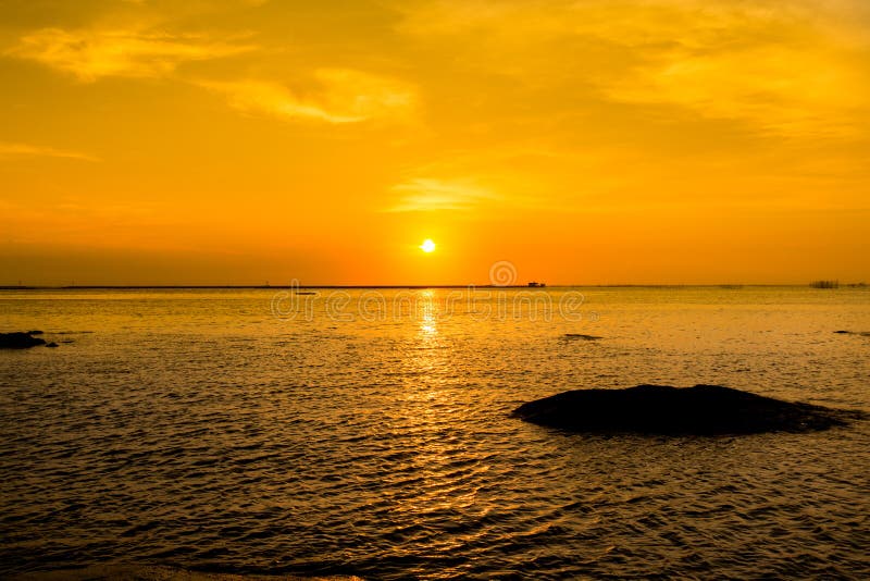 Schöner Sonnenuntergang und Meer Abendsonnenunterganghimmel mit Aura auf dem Meer, Morgenzeit, Bild für spezielle Grußkarte und N lizenzfreies stockbild Schöner Sonnenuntergang und Meer Abendsonnenunterganghimmel mit Aura auf dem Meer, Morgenzeit, Bild für spezielle Grußkarte und N lizenzfreies stockbild