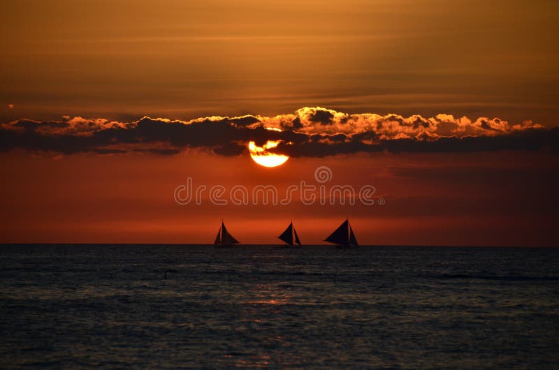 Schöner Sonnenuntergang über der Insel lizenzfreie stockfotos Schöner Sonnenuntergang über der Insel lizenzfreie stockfotos