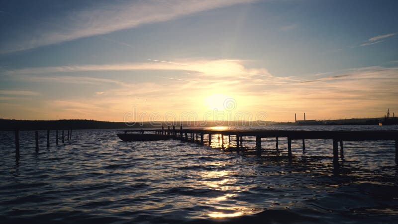 Schöner Sonnenuntergang über Holz Anlegestellen- und Seesee