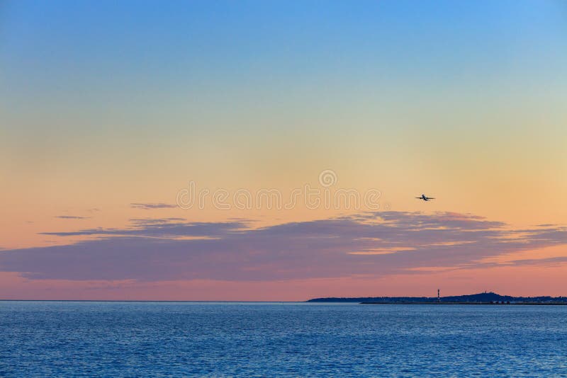 Schöner Sonnenuntergang über Mittelmeer stockfotos Schöner Sonnenuntergang über Mittelmeer stockfotos