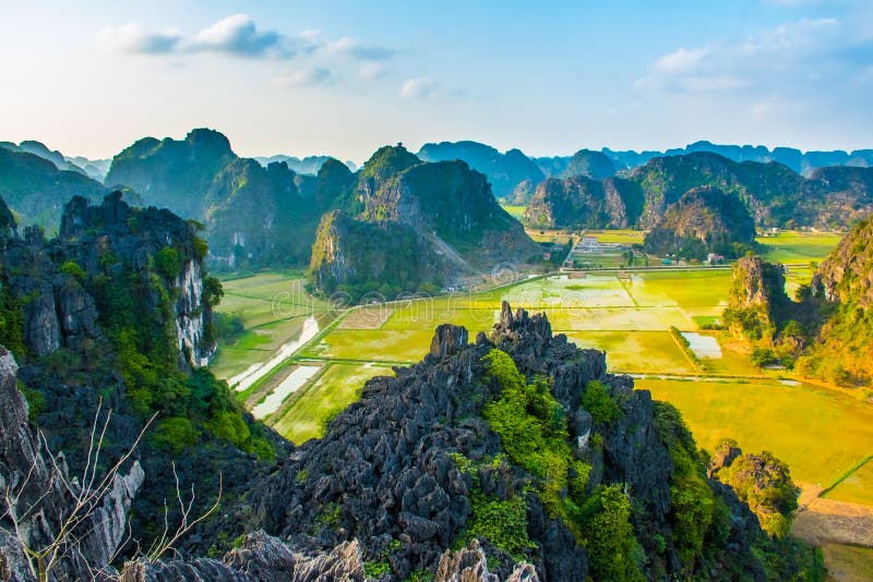 Schöner Sonnenunterganglandschaftsstandpunkt mit grünen Reisfeldern von der Spitze des M.U.A.-Höhlenberges, Ninh Binh, Tam Coc, V lizenzfreie stockfotos Schöner Sonnenunterganglandschaftsstandpunkt mit grünen Reisfeldern von der Spitze des M.U.A.-Höhlenberges, Ninh Binh, Tam Coc, V lizenzfreie stockfotos