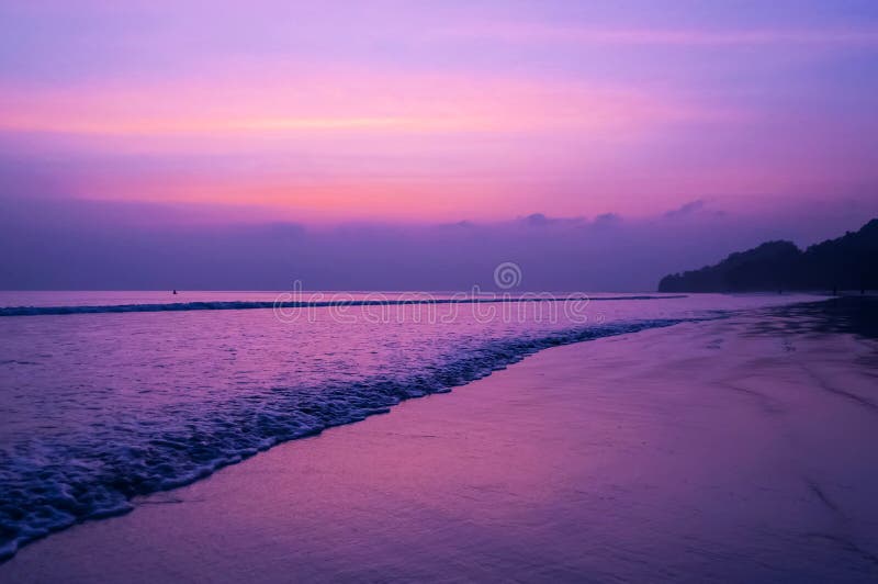 Schöner Sonnenuntergangstrand mit süßem purpurrotem orange blauem Himmel lizenzfreie stockfotos Schöner Sonnenuntergangstrand mit süßem purpurrotem orange blauem Himmel lizenzfreie stockfotos