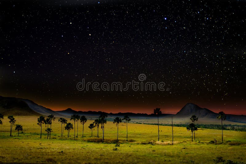 Schöner Sternenhimmel über dem Jardim de maytrea chapada dos veadeiros brazil. Schöner Sternenhimmel über dem Jardim de maytrea chapada dos veadeiros brasilianische Savanne