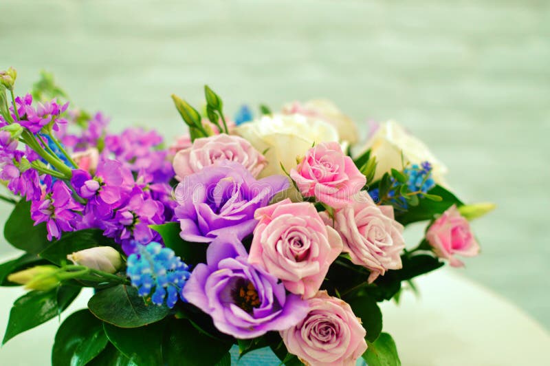 Schöner stilvoller Blumenstrauß von Blumen lizenzfreies stockbild Schöner stilvoller Blumenstrauß von Blumen lizenzfreies stockbild