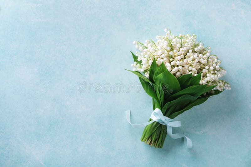 Schöner Strauß der Draufsicht des Frühlingsblumenmaiglöckchens. Muttertag oder Hochzeitsmodellkonzept stockfotografie