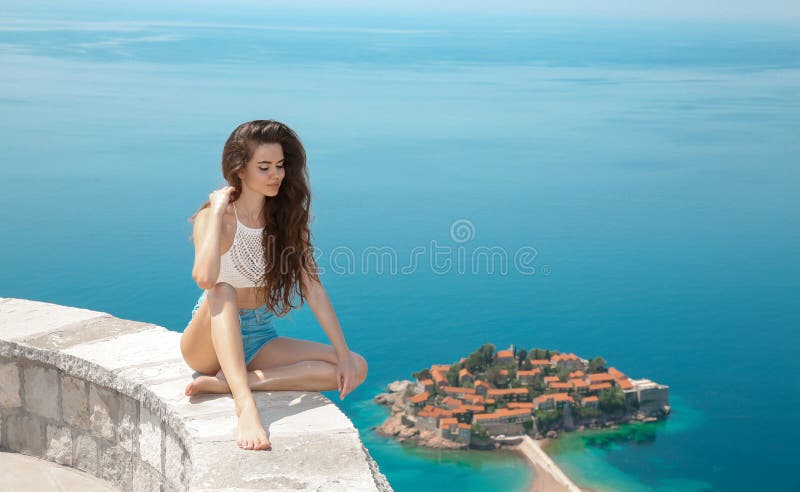 Schöner Tourist entspannen sich über Insel Sveti Stefan in Budva, Montenegro Sexy Brunettereisendmädchen, das adriatisches Meer, stockbilder Schöner Tourist entspannen sich über Insel Sveti Stefan in Budva, Montenegro Sexy Brunettereisendmädchen, das adriatisches Meer, stockbilder
