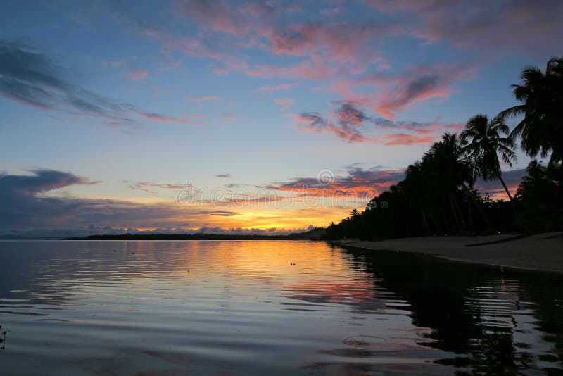 Schöner tropischer Sonnenuntergang in Siargao-Insel lizenzfreies stockfoto Schöner tropischer Sonnenuntergang in Siargao-Insel lizenzfreies stockfoto