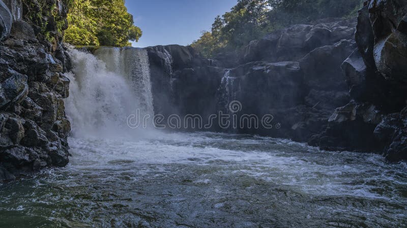 Schöner tropischer Wasserfall. Weißwasserströme fallen ins Flussbett lizenzfreie stockbilder