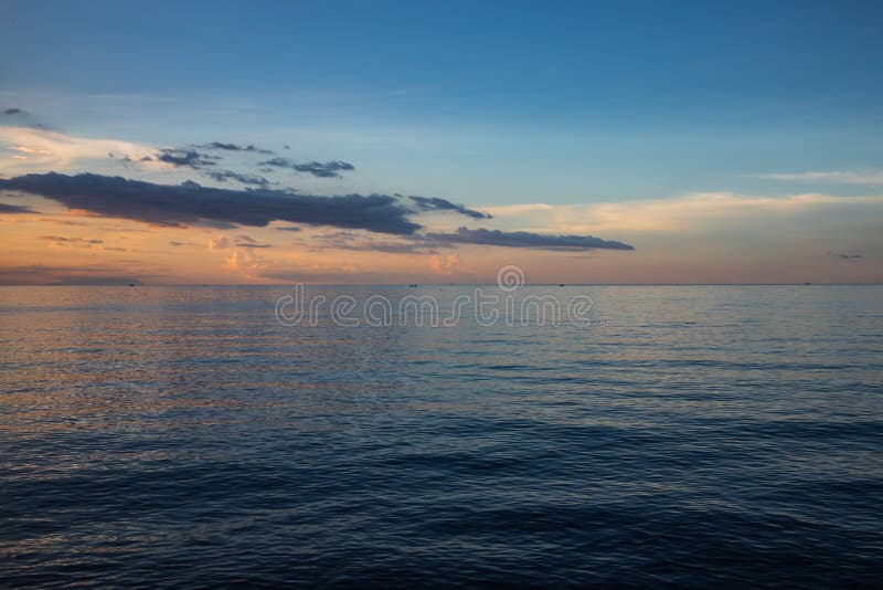 Schöner und bunter Sonnenuntergang über Ruhe lizenzfreies stockfoto Schöner und bunter Sonnenuntergang über Ruhe lizenzfreies stockfoto