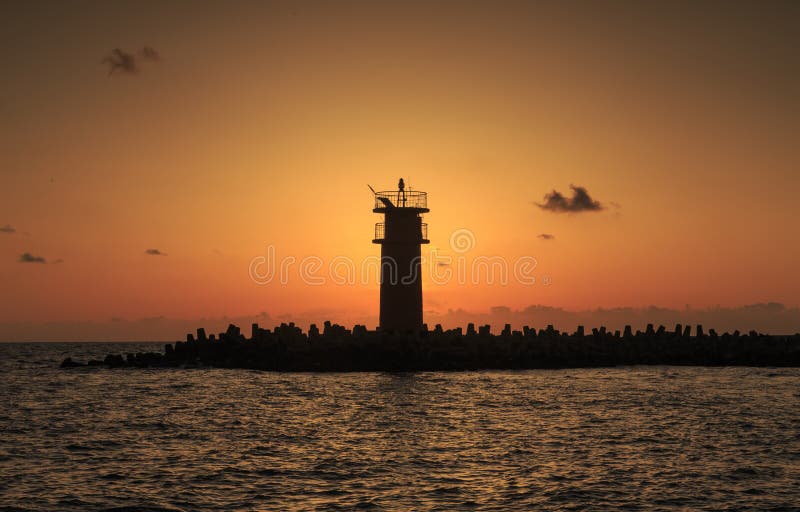Schöner vibrierender Sonnenaufgang-Himmel über Wasser und Leuchtturm des ruhigen Sees lizenzfreie stockfotos Schöner vibrierender Sonnenaufgang-Himmel über Wasser und Leuchtturm des ruhigen Sees lizenzfreie stockfotos